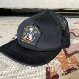 Vans off the wall tavern hat